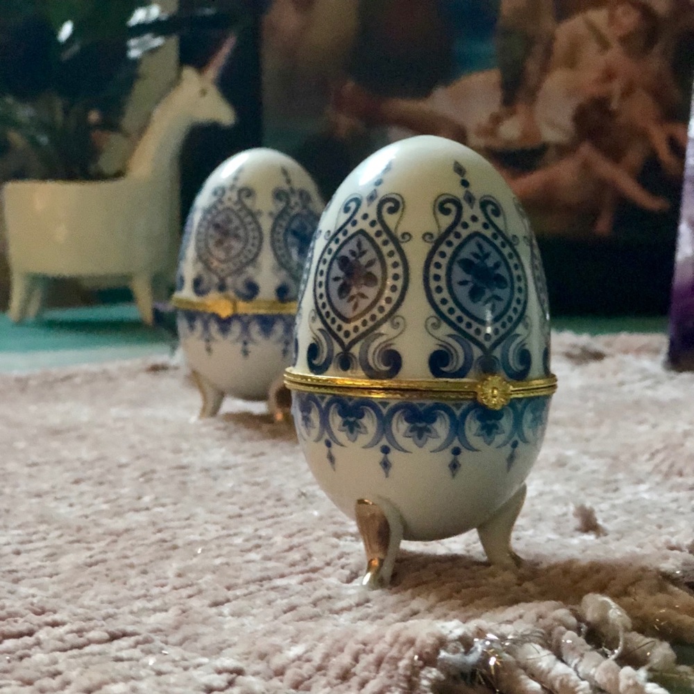 Pair of Vintage Ornament Egg Jewelry Keepers 🥚